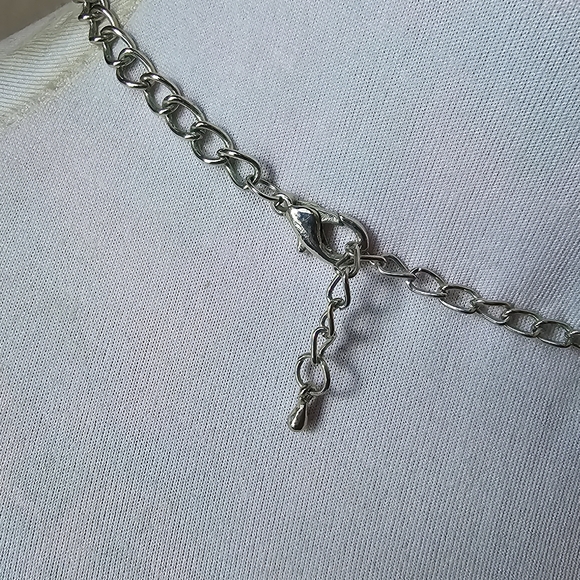 Necklace with multiple teardrop shaped pendants textured silver tone - Picture 10 of 10